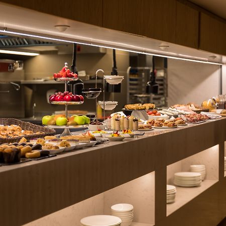 فندق أوهلا إيكزامبل برشلونة المظهر الخارجي الصورة A buffet at a hotel