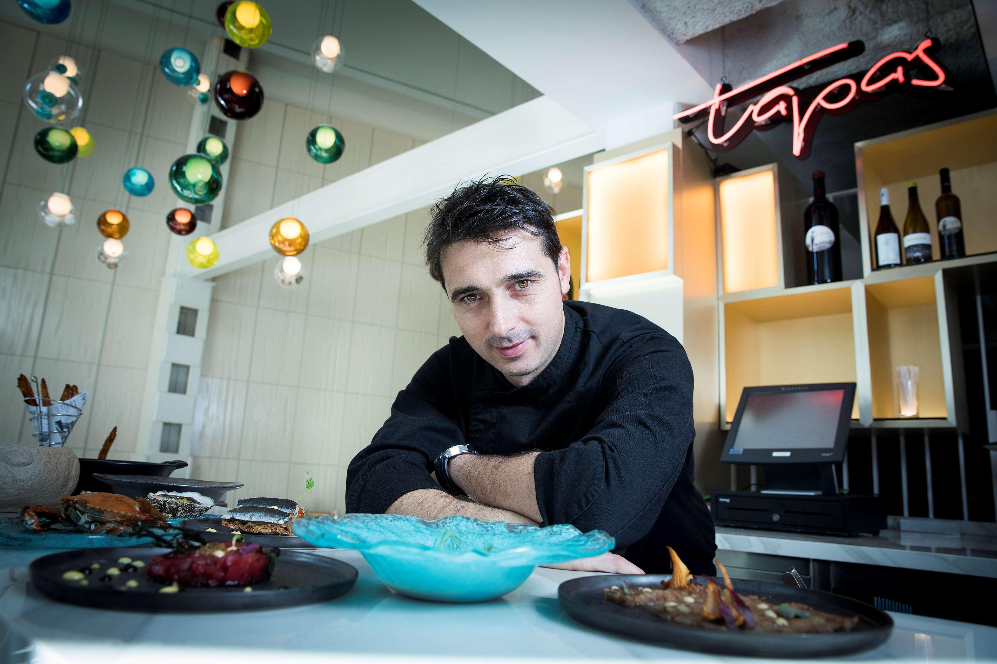 فندق أوهلا إيكزامبل برشلونة المظهر الخارجي الصورة Chef and owner of Tapas 24, Juan Carlos Martín