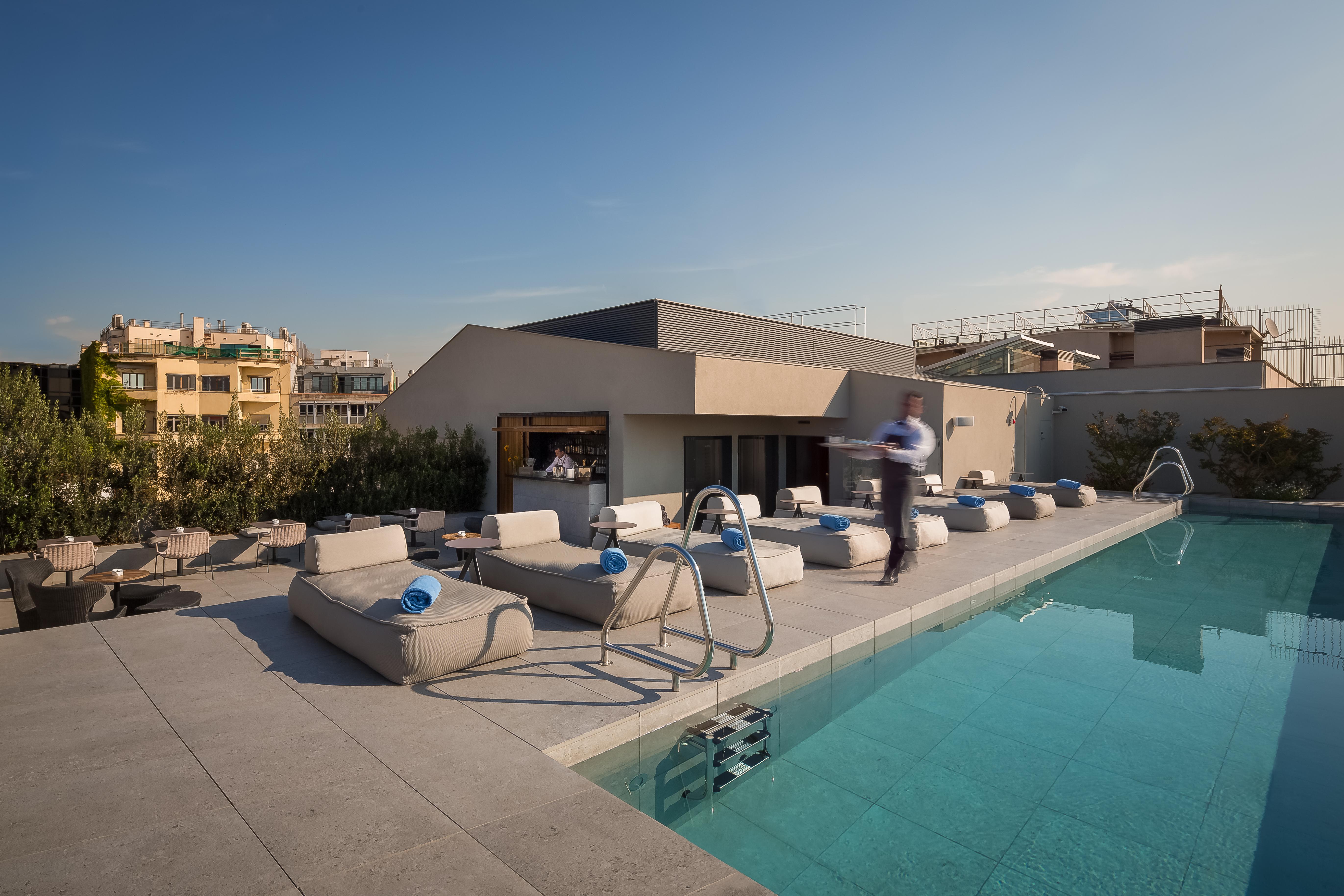 فندق أوهلا إيكزامبل برشلونة المظهر الخارجي الصورة The hotel's rooftop pool