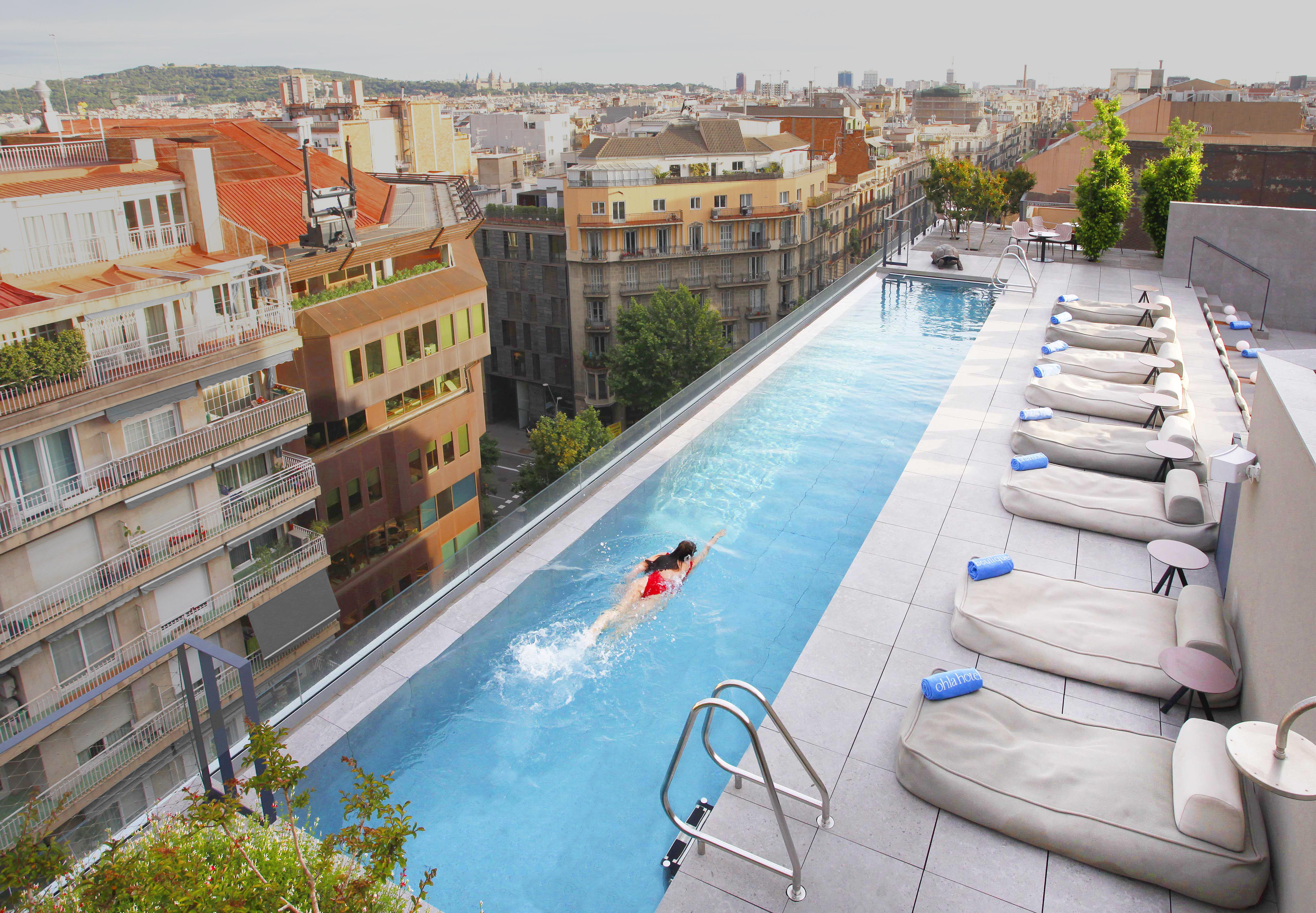 فندق أوهلا إيكزامبل برشلونة المظهر الخارجي الصورة The hotel's rooftop pool