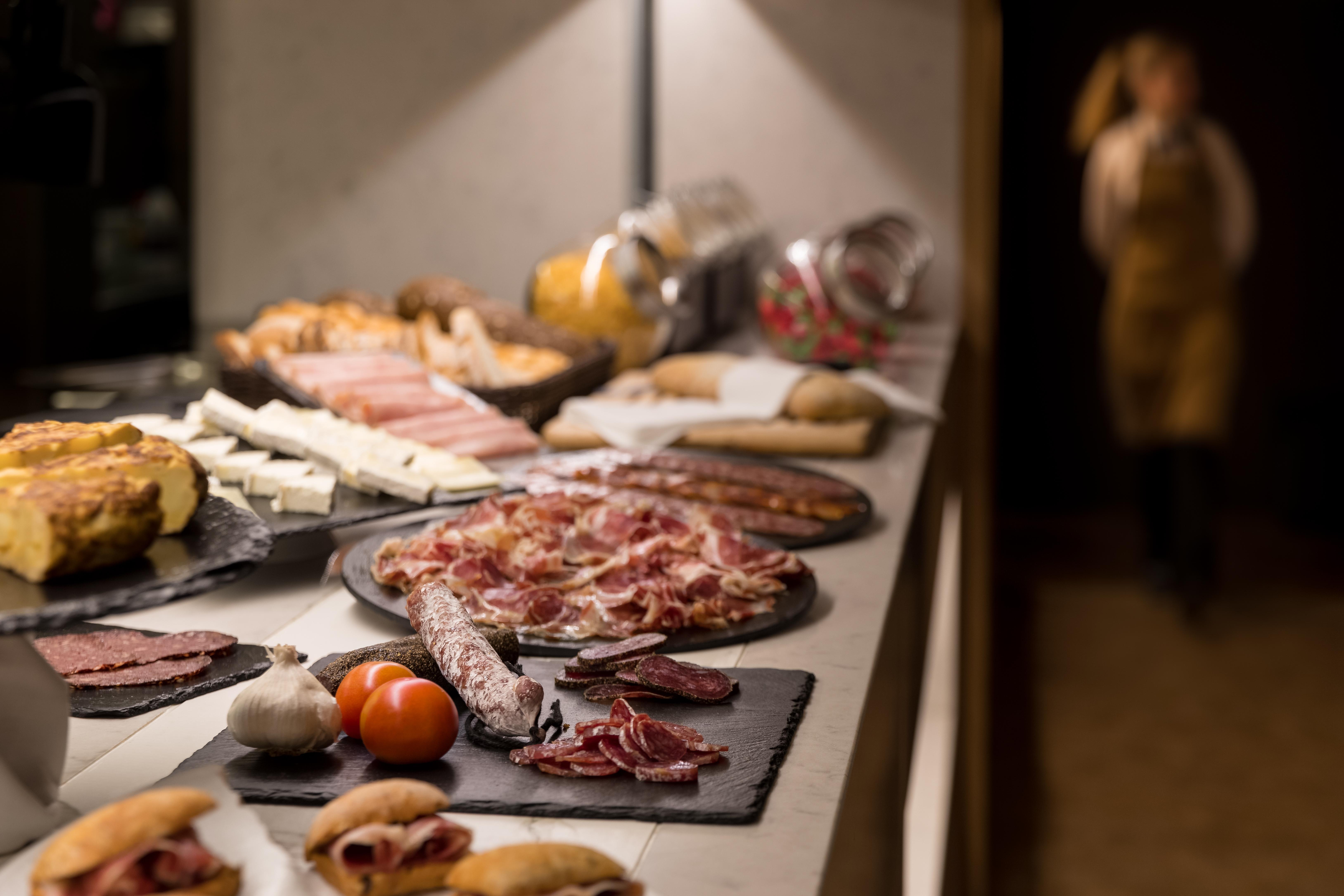 فندق أوهلا إيكزامبل برشلونة المظهر الخارجي الصورة A buffet at a hotel