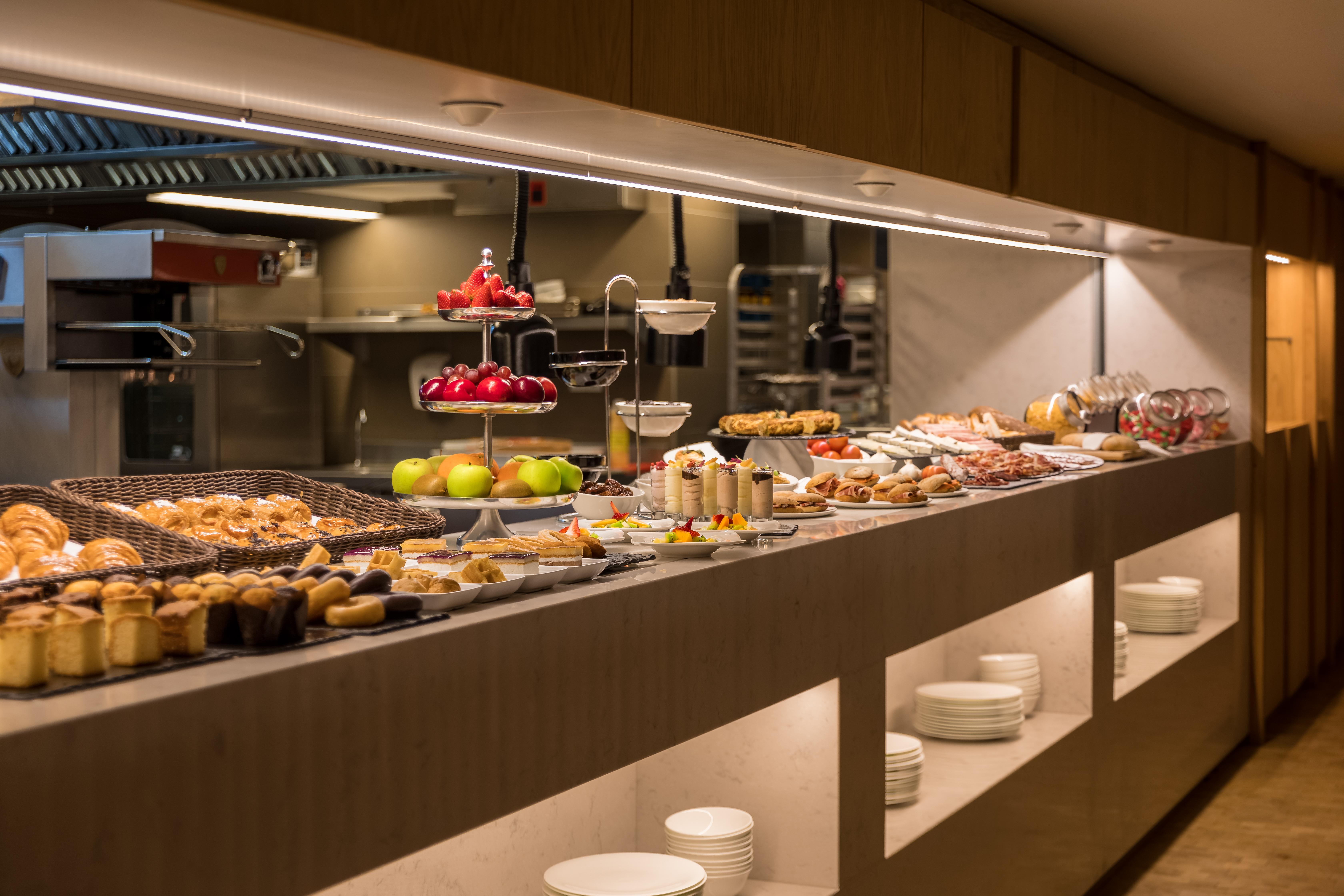 فندق أوهلا إيكزامبل برشلونة المظهر الخارجي الصورة A buffet at a hotel