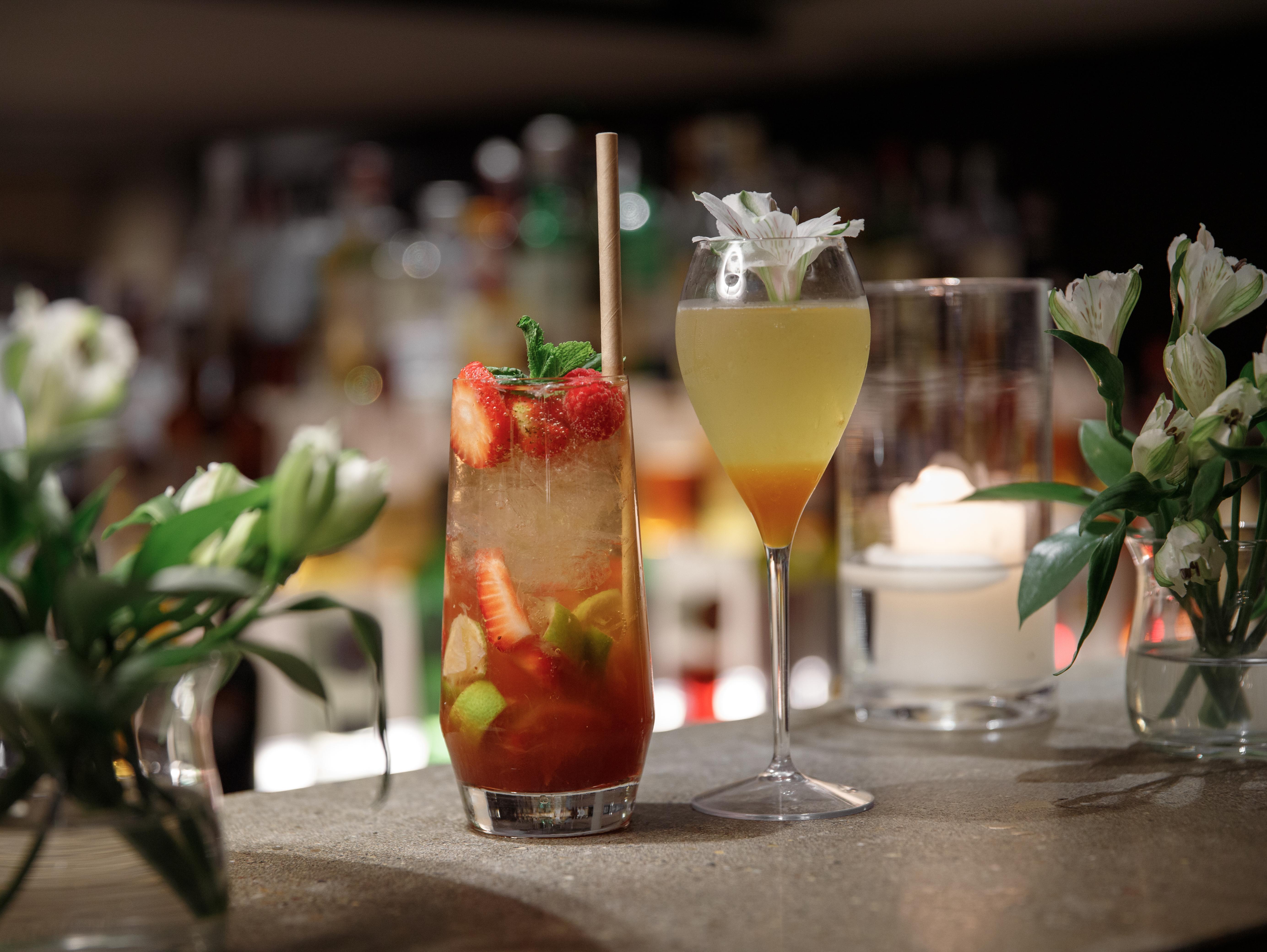 فندق أوهلا إيكزامبل برشلونة المظهر الخارجي الصورة A strawberry bellini (left)