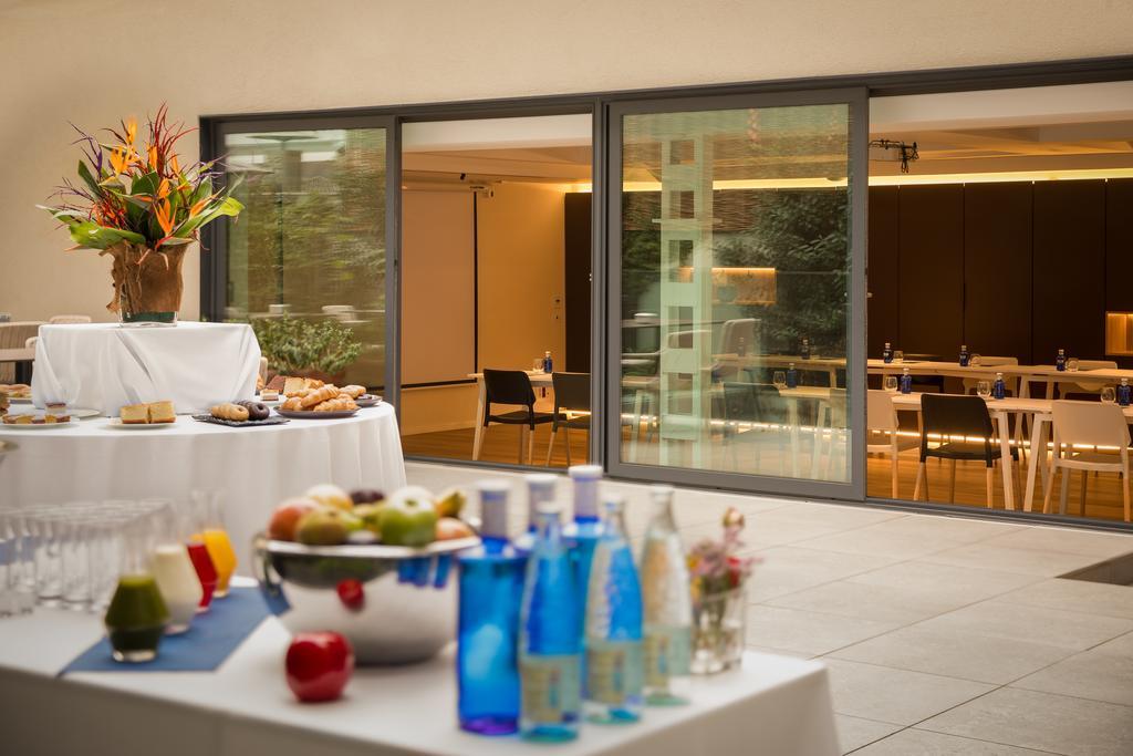 فندق أوهلا إيكزامبل برشلونة المظهر الخارجي الصورة The interior of the hotel